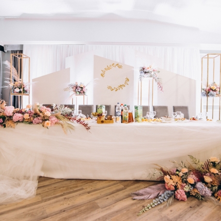 decorated-wedding-tables-hall-interior